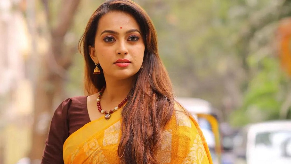 మెగాఫోన్‌ పట్టిన నటి ఎస్తేర్‌!