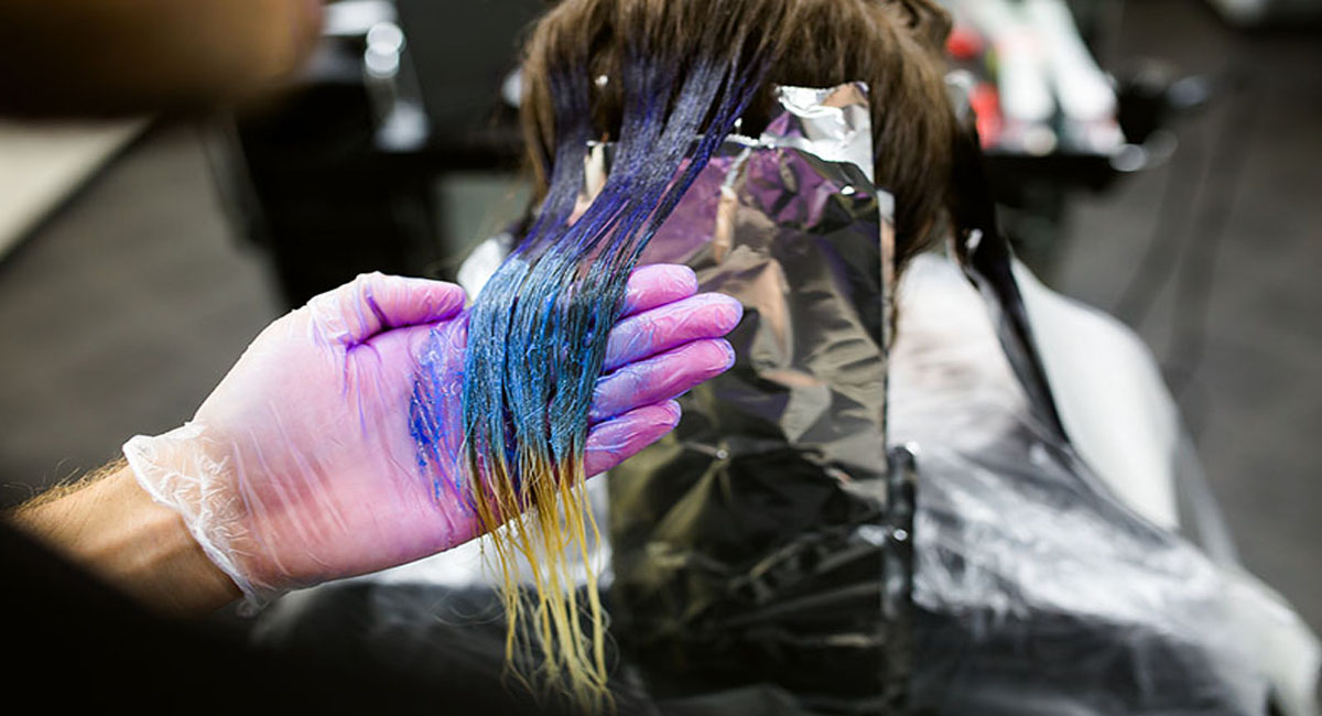 జుట్టుకు రంగు వేసుకునేవాళ్లకు షాకింగ్ న్యూస్.. కలర్ వల్ల ఇన్ని ఆరోగ్య సమస్యలా?