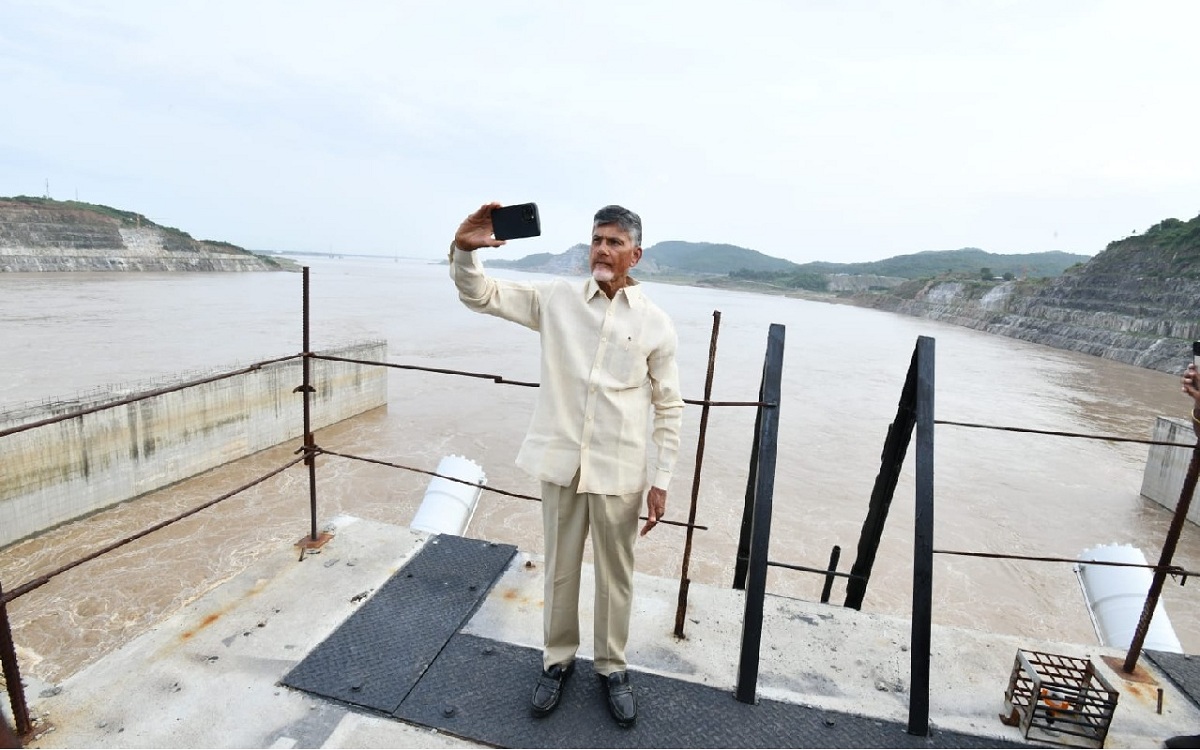 ప్రాజెక్టులూ.. చంద్రబాబూ.. పబ్లిసిటీ స్టంట్లూ.!