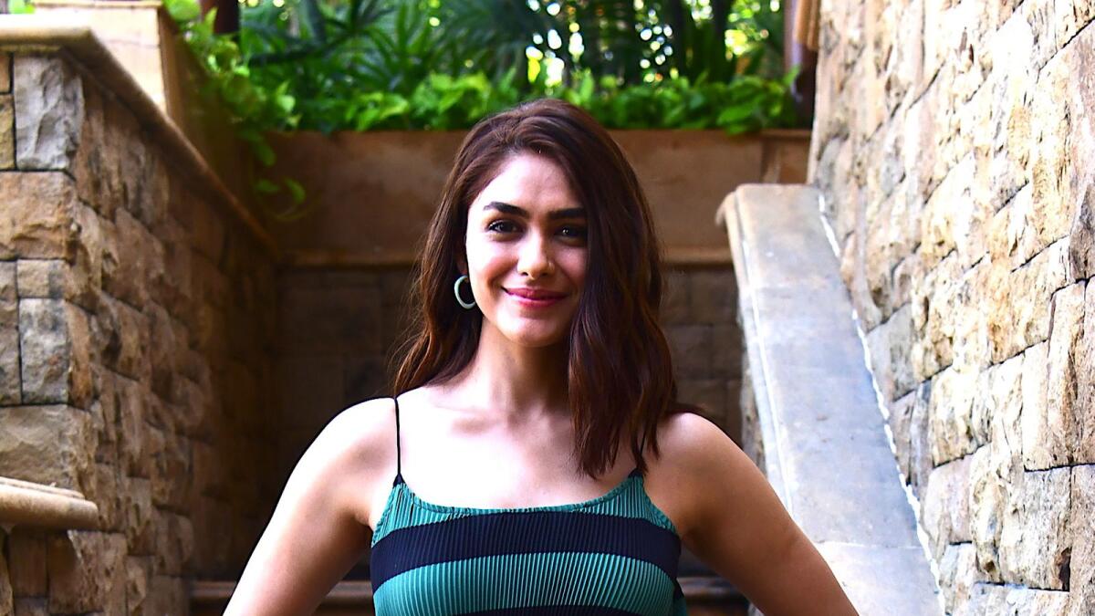 మృణాల్ వెంట పడుతున్న సీనియర్ హీరో.!