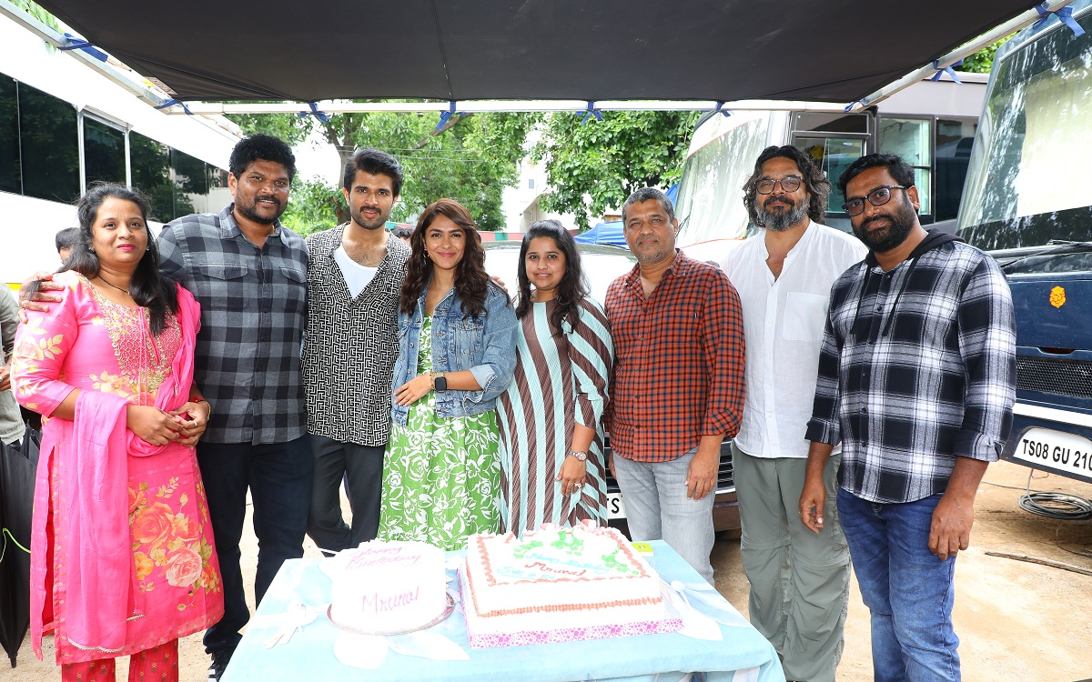 మృణాల్ ఠాకూర్ పుట్టిన రోజును సెట్స్ లో సెలెబ్రేట్ చేసిన #VD13 / #SVC54 టీం