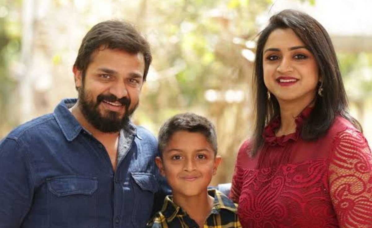 భార్య స్పందన మరణంతో కుమిలిపోతున్న విజయ రాఘవేంద్ర !!