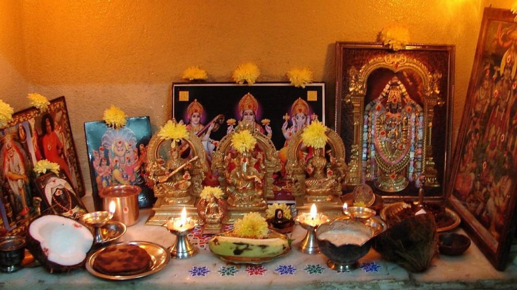 ఇంట్లో పగిలిన దేవుని పటాలకు పూజ చేస్తే ఇంత అరిష్టమా.. అలాంటి సమస్యలు వస్తాయా?