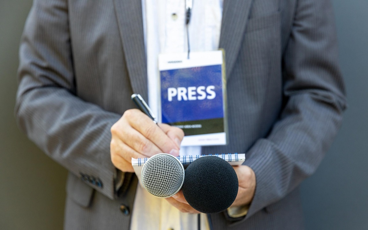 తన్నులు తినాలనే కక్కుర్తి.! ఎందుకు ఎర్నలిస్టు.!