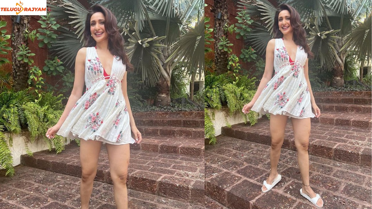 నిషా కళ్లతో క్యూట్‌ స్మైల్‌ తో కట్టిపడేసింది ప్రగ్యా జైస్వాల్‌!