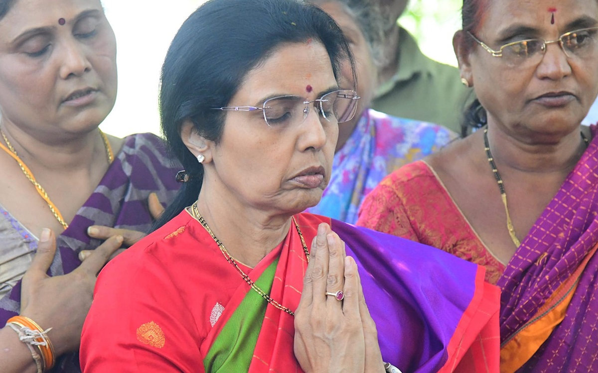 భువనేశ్వరి ‘యాత్ర’కి బస్సు సిద్ధమే.! పార్టీ శ్రేణులో.?