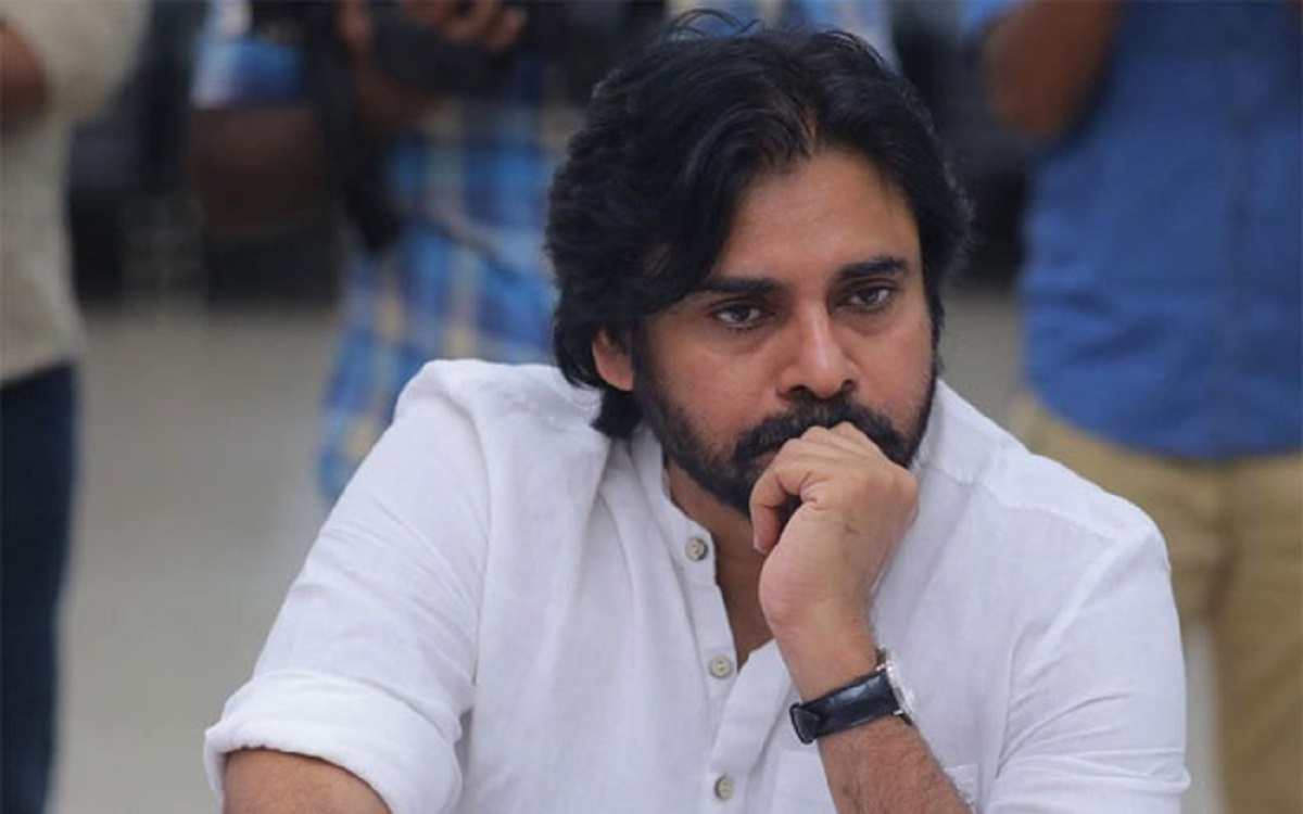 మరోసారి పవన్ ని వదిలేసిన అభిమానులు.!
