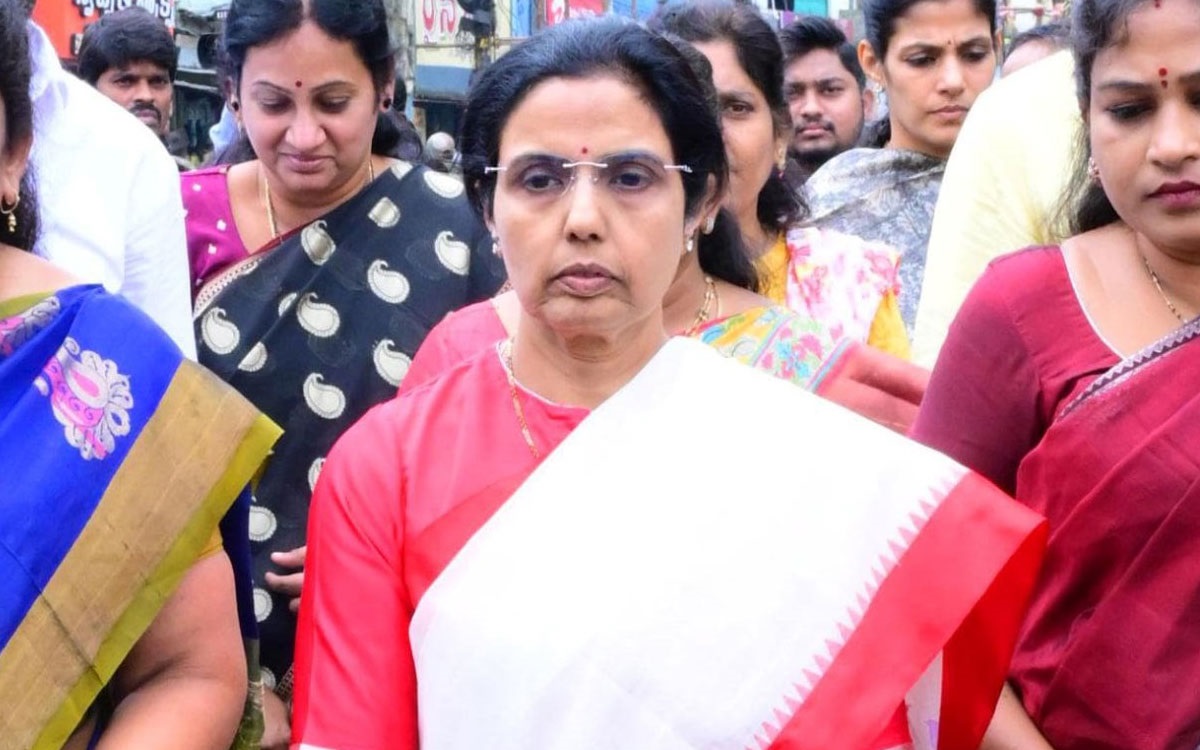 డ్రైవింగ్ సీట్‌లో నారా భువనేశ్వరి.?