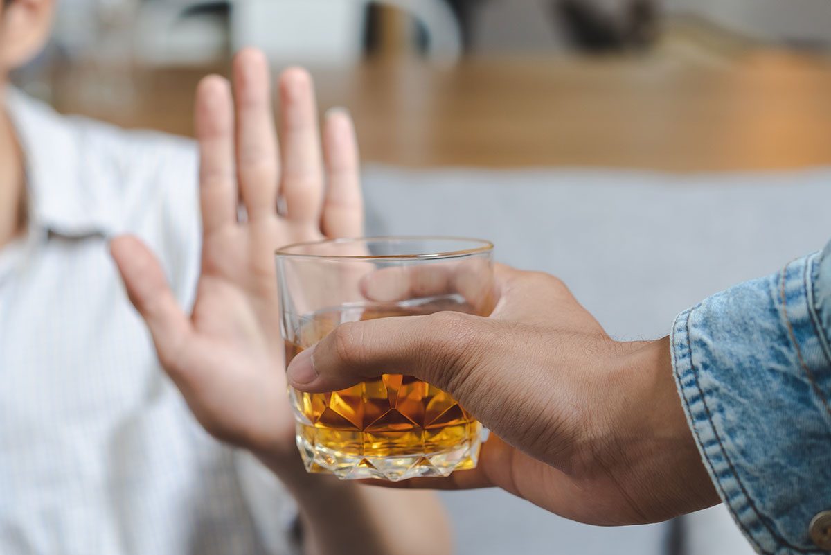 మద్యం సేవించే సమయంలో స్నాక్స్ తినేవాళ్లకు షాకింగ్ న్యూస్.. వాటి వల్ల ఇంత ప్రమాదమా?