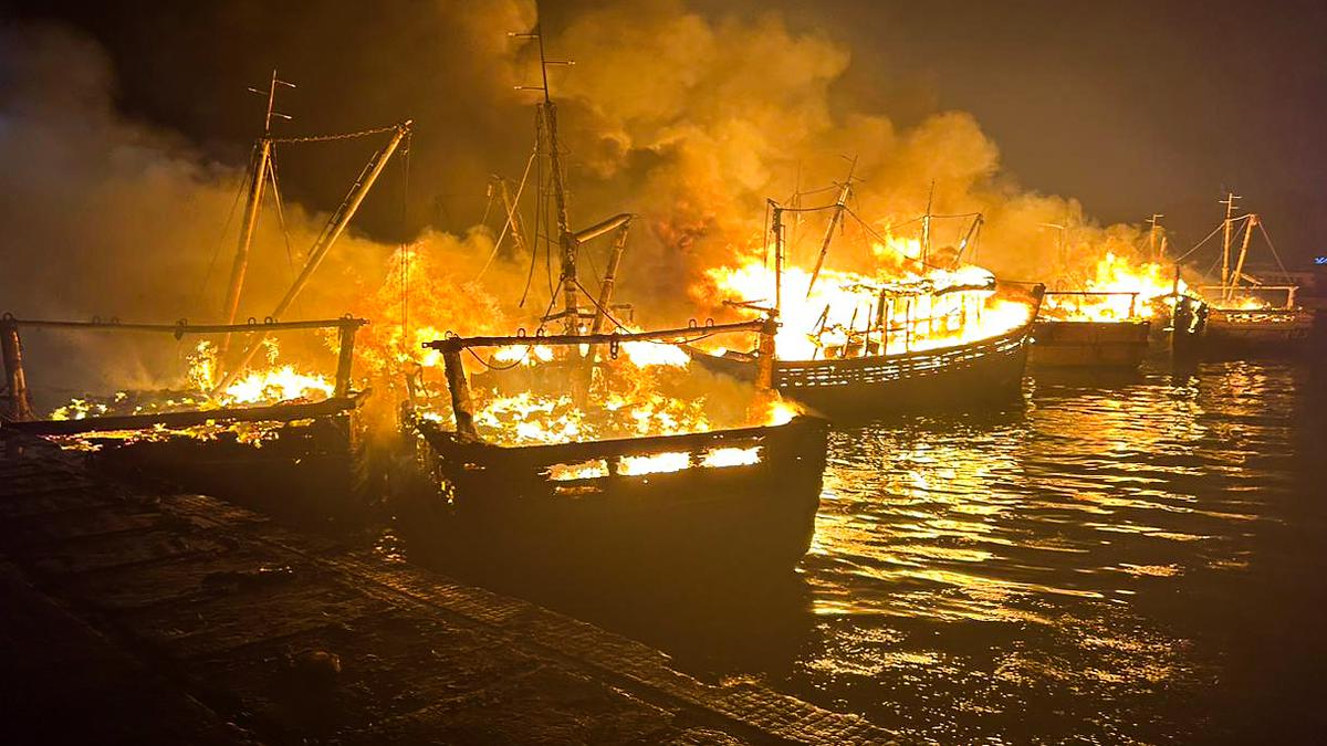 బోట్లు తగలబడ్డాయ్.! వైసీపీ ఇమేజ్ కూడా తగలబడిపోయింది.!