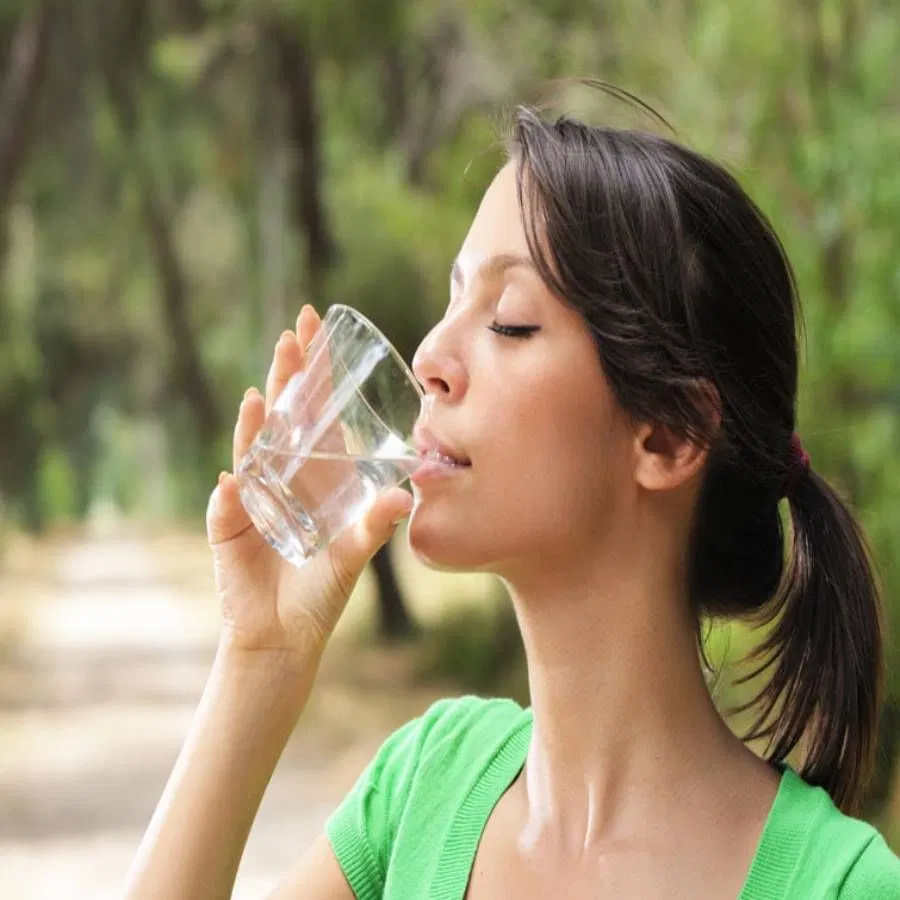 ఆహారం తిన్న వెంటనే నీళ్లు తాగుతున్నారా.. ఆ ఆరోగ్య సమస్యలు వచ్చే ఛాన్స్ ఉందంటూ?