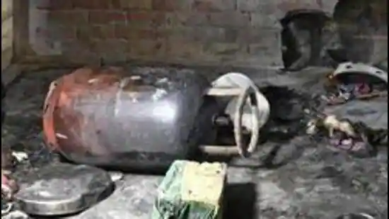 ఇంట్లో గ్యాస్ సిలిండర్ లీకై మంటలు చెలరేగుతున్నాయా.. సమస్యకు చెక్ పెట్టే చిట్కాలు ఇవే!