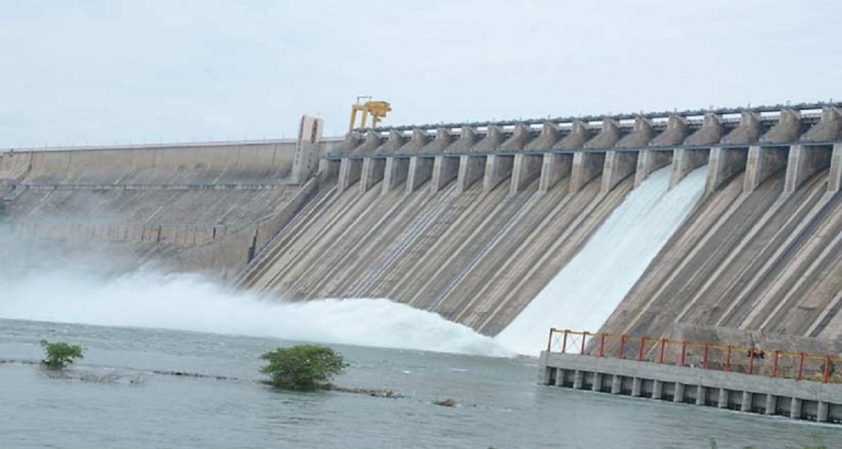 ప్రాజెక్టుల మీద కొట్టుకోవడానికి ఇదా సమయం.?