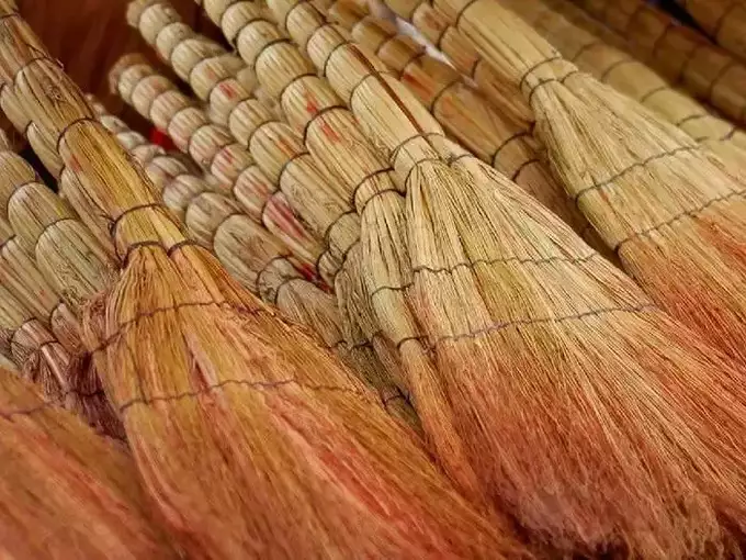 చీపురు విషయంలో ఈ తప్పులు చేస్తే దరిద్రం వెంటాడుతుందట.. ఏం చేయాలంటే?