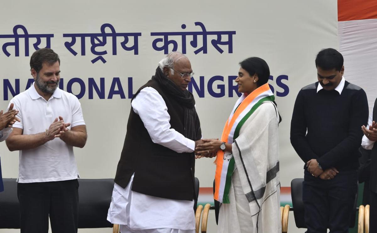 కాంగ్రెస్‌లో చేరిన వైఎస్ షర్మిల.! రాహుల్‌ని ప్రధానిగా చూడాలని.!