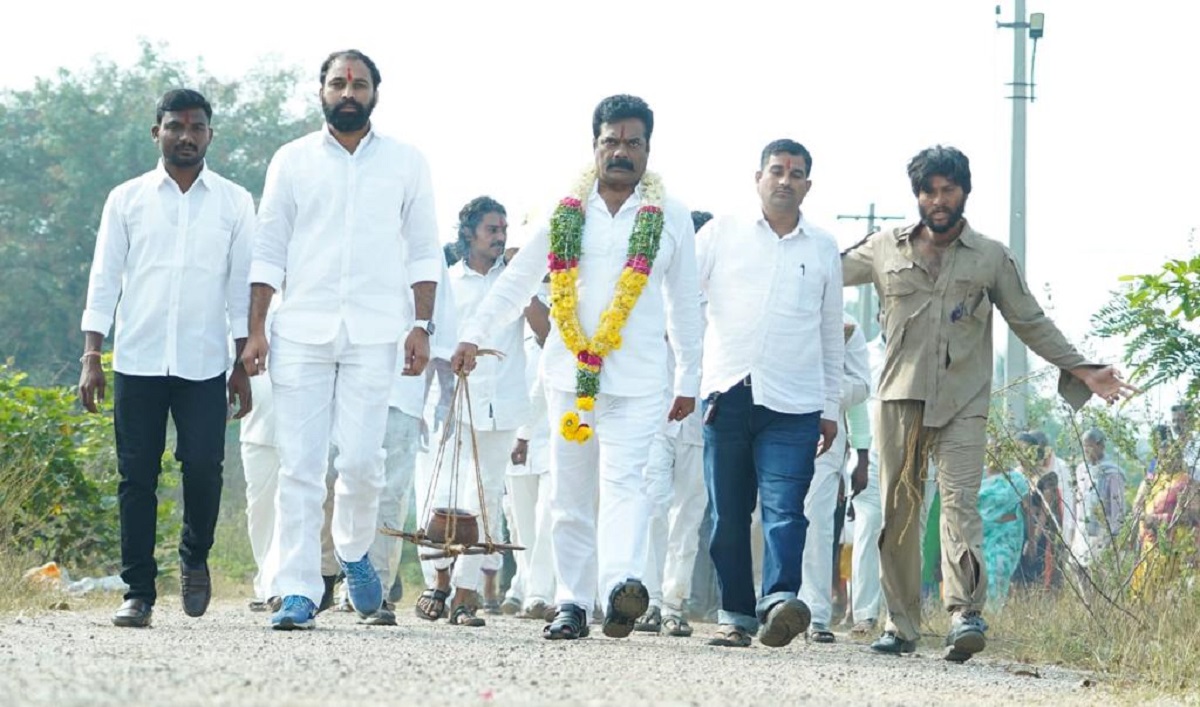 పోరాటాల చిత్రీకరణలో ” పోలీస్ వారి హెచ్చరిక “