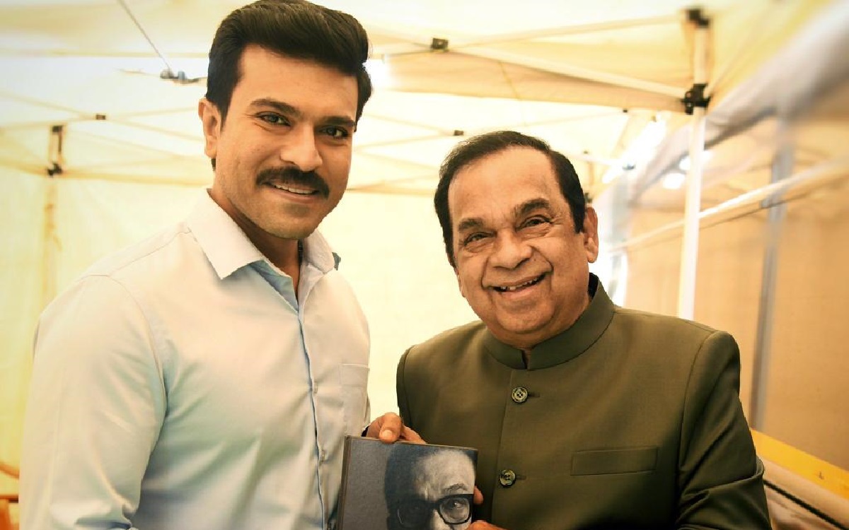 గ్లోబ‌ల్ స్టార్ రామ్‌చ‌ర‌ణ్‌కి ‘నేను’ కాపీ అంద‌జేసిన ప‌ద్మ‌శ్రీ బ్ర‌హ్మానందం!