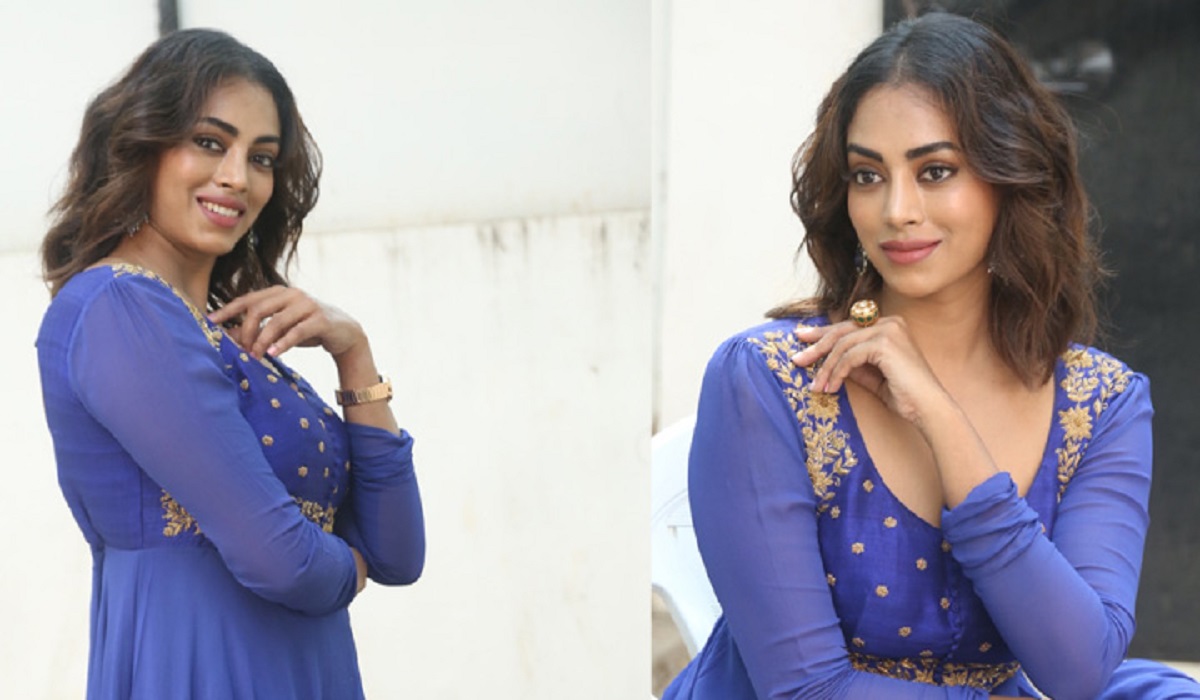 కామాక్షి..అందాల ఆరబోత