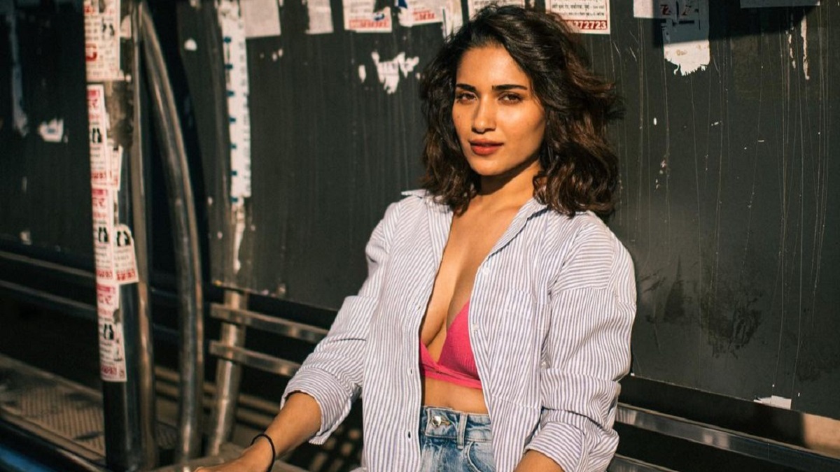 అందం ఆరబోసిన…. రుహానీశర్మ!