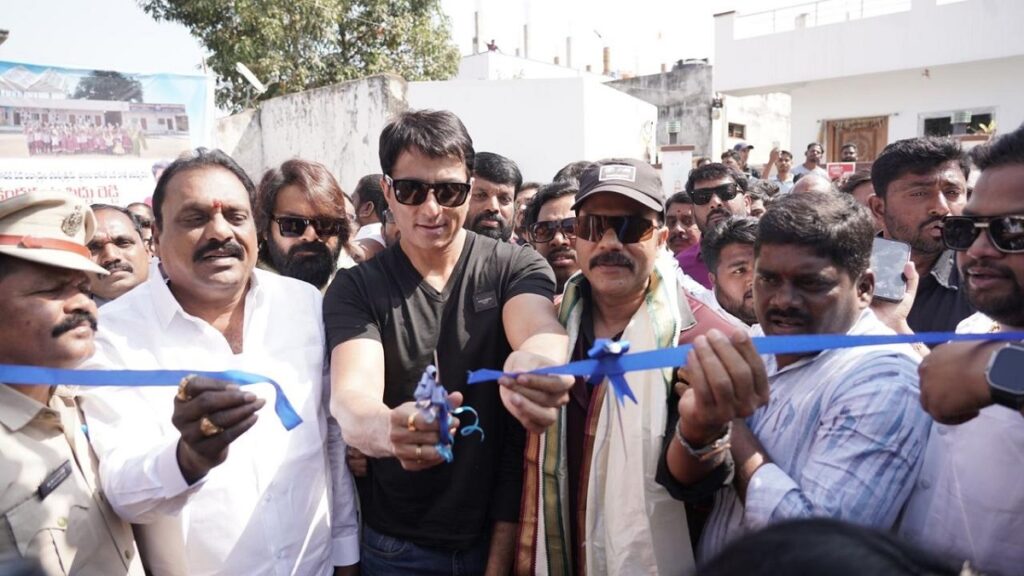 శంషాబాద్ లో కందకట్ల సిద్దు రెడ్డి నిర్మించిన ప్రభుత్వ పాఠశాల భవనాన్ని ...