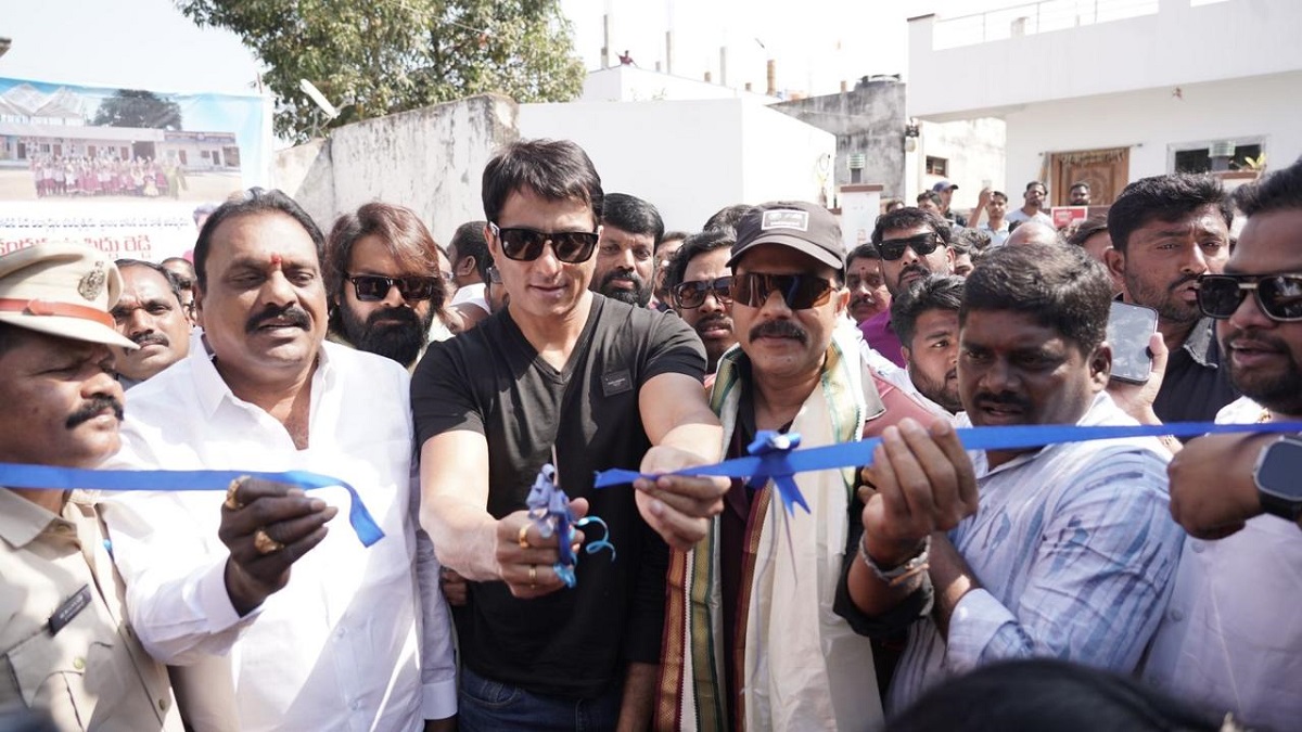 శంషాబాద్ లో కందకట్ల సిద్దు రెడ్డి నిర్మించిన ప్రభుత్వ పాఠశాల భవనాన్ని ఆవిష్కరించిన సోనూసూద్