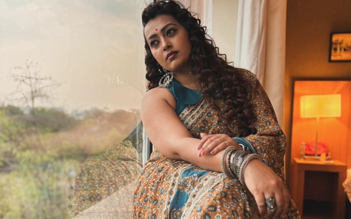 సస్పెన్స్‌ ,థ్రిల్లర్‌ మూవీలో ఎస్తర్‌!