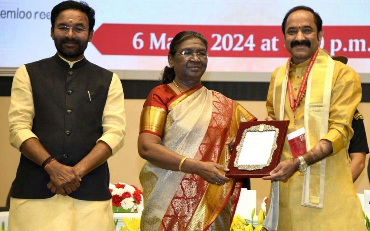 గీతను జాతీయ గ్రంథం గా ప్రకటించాలి: డాII ఎల్ వి గంగాధర శాస్త్రి