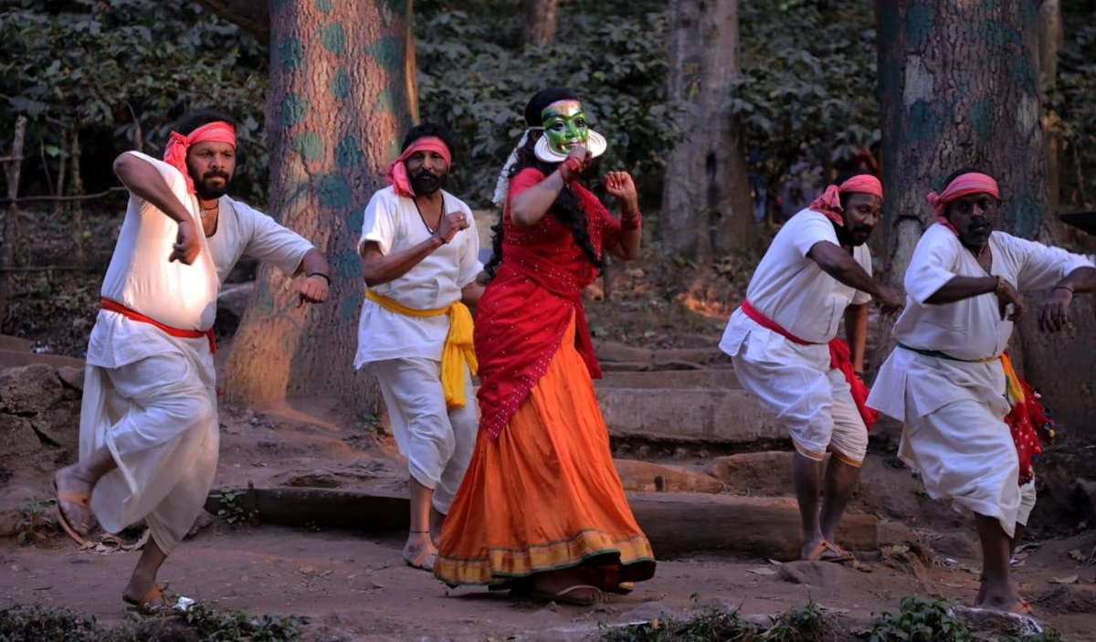 పాటల  చిత్రీకరణలో ” పోలీస్ వారి హెచ్చరిక “