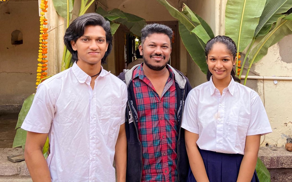 క‌ల‌ర్స్ స్వాతి ప్ర‌ధాన పాత్ర‌లో రూపొందుతోన్న ‘టీచర్’ 90స్ టీమ్ నుంచి వ‌స్తోన్న మ‌రో న‌వ్వుల జ‌ల్లు