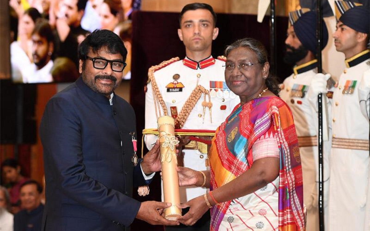 రాష్ట్రపతి ద్రౌపది ముర్ము చేతుల మీదుగా పద్మ విభూషణ్ పురస్కారం అందుకున్న చిరంజీవి