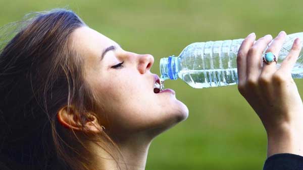 Drinking Water: ప్లాస్టిక్ బాటిల్ లో నీరు తాగుతున్నారా అయితే ఇది తెలుసుకోవాల్సిందే?