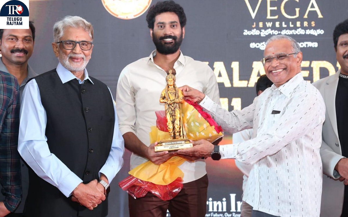 క‌ళావేదిక ఎన్టీఆర్ ఫిల్మ్ అవార్డ్స్ వేడుక‌లో బెస్ట్ డెబ్యూ యాక్ట‌ర్ అవార్డును గెలుచుకున్న తిరువీర్‌