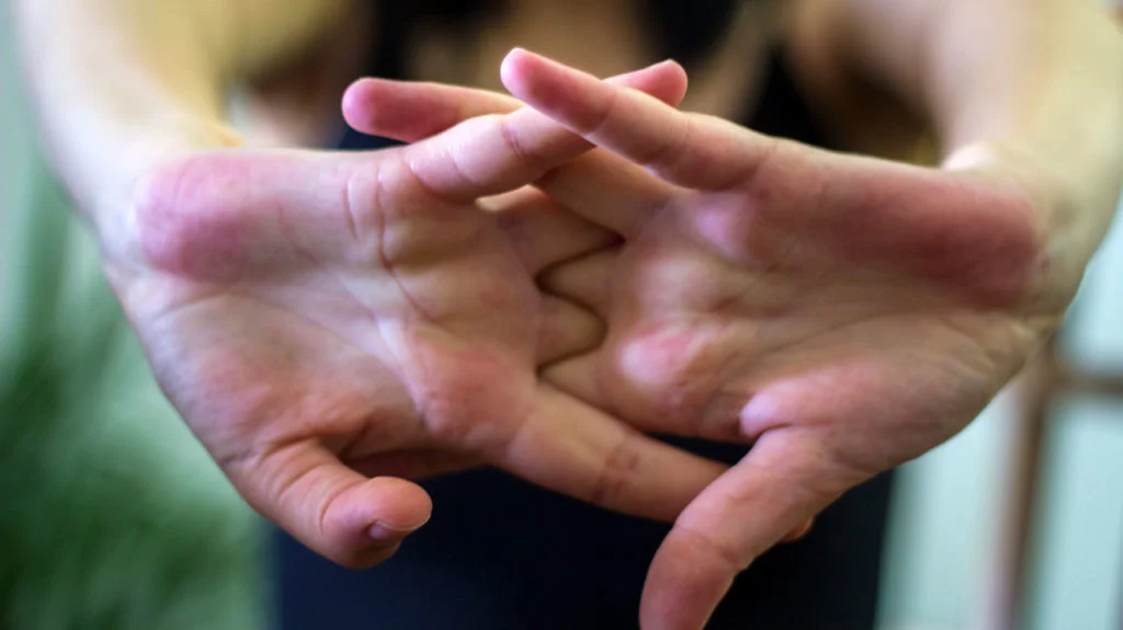 వేళ్లు విరుచుకోవడం వల్ల ఇన్ని నష్టాలా.. పదేపదే అలా చేస్తే ఆరోగ్యానికే ప్రమాదమా?