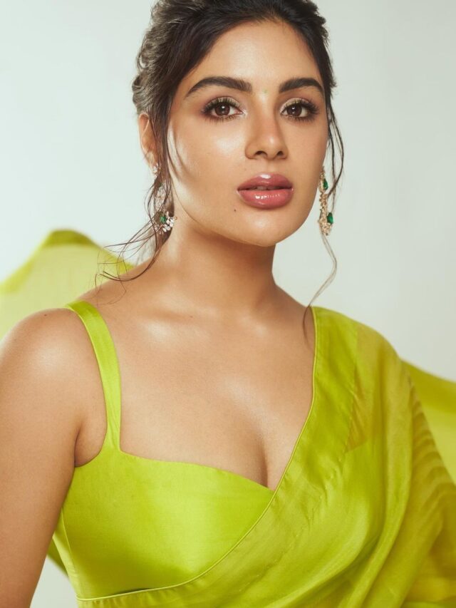 Samyuktha Menon Looking Hot In Green Saree