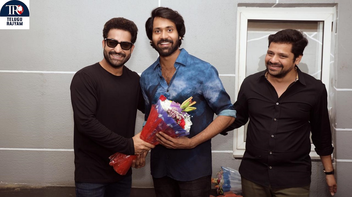 బ్లాక్ బ‌స్ట‌ర్‌ ఎంట‌ర్‌టైన‌ర్ ‘ఆయ్’ టీమ్‌ను అభినందించిన మ్యాన్ ఆఫ్ మాసెస్ ఎన్టీఆర్‌