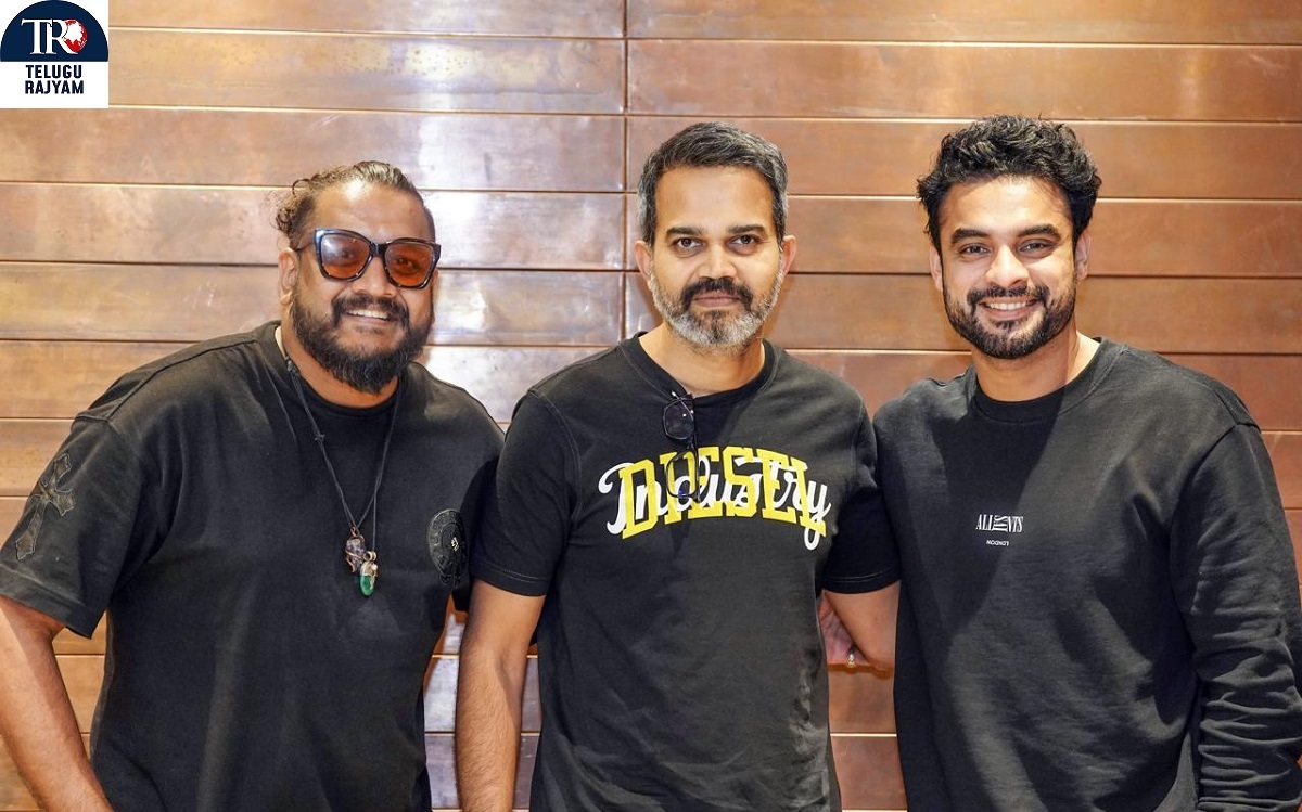 టోవినో థామస్ ”ఏఆర్ఎమ్” (ARM) ట్రైలర్ ను ప్రశంశించిన డైరెక్టర్ “ప్రశాంత్ నీల్” !!!