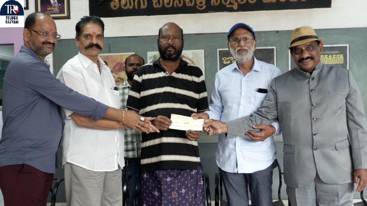 ఫిష్ వెంకట్ గారికి ఆర్థిక సహాయార్థం లక్ష రూపాయలు చెక్కును అందించిన టి ఎఫ్ పి సి ట్రెజరర్