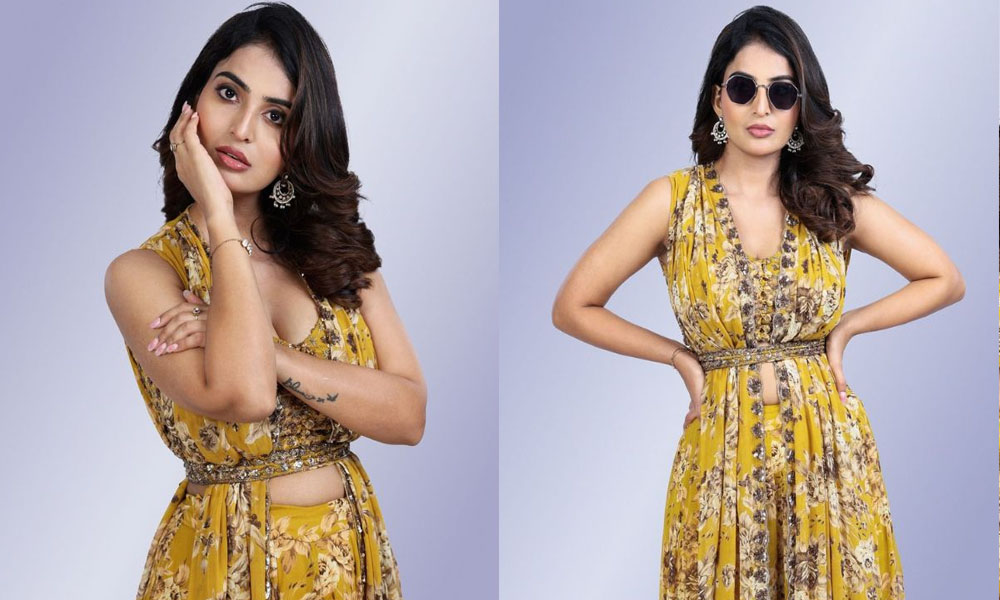 కిక్కెక్కించే  ఫోజులతో.. కుర్రాళ్ళ మతి పోగోడుతున్న అనన్య నాగళ్ళ!