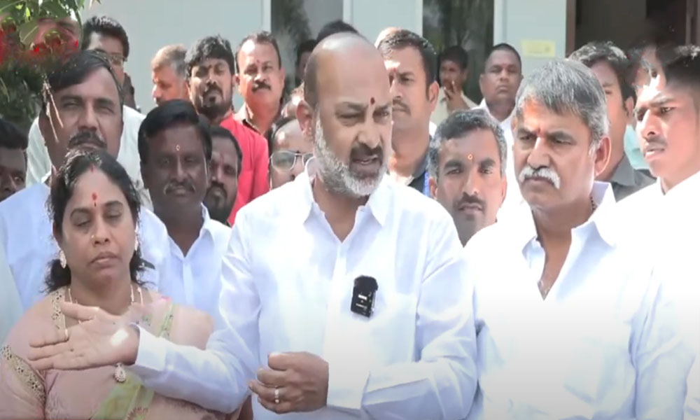 Bandi Sanjay: తెలంగాణకు ఒక్కరు కాదు ఇద్దరు ముఖ్యమంత్రులు.. బండి సంజయ్ సంచలన వ్యాఖ్యలు!