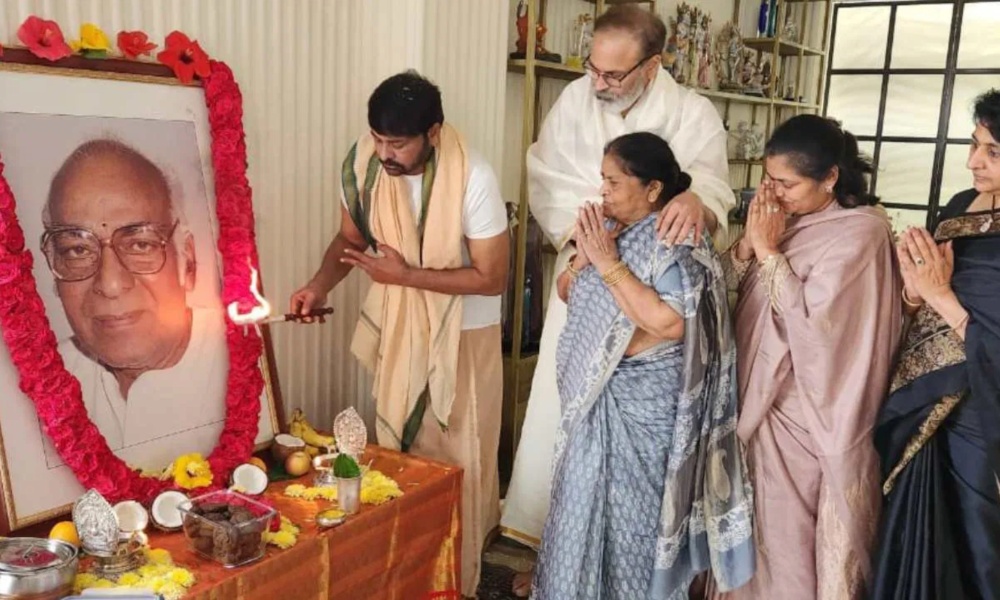Chiranjeevi: ఫ్యామిలీతో కలిసి తండ్రికి నివాళులు అర్పించిన మెగాస్టార్ చిరంజీవి.. ఫొటోస్ వైరల్!