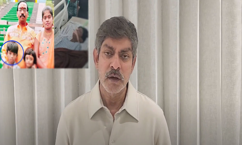 శ్రీ తేజ్ ని పరామర్శించిన జగపతిబాబు.. వైరల్ అవుతున్న ట్విట్టర్ వీడియో!