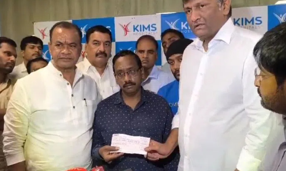 Pushpa 2 Producers: శ్రీ తేజను పరామర్శించిన పుష్ప మూవీ నిర్మాతలు.. 50 లక్షల చెక్కు ఇస్తూ!