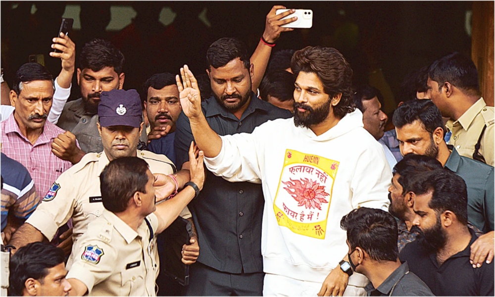 Sandhya Theatre Case: సంధ్య థియేటర్ కేసులో అల్లు అర్జున్ బౌన్సర్ అరెస్ట్‌.. మళ్ళీ సీన్ రిపీట్!