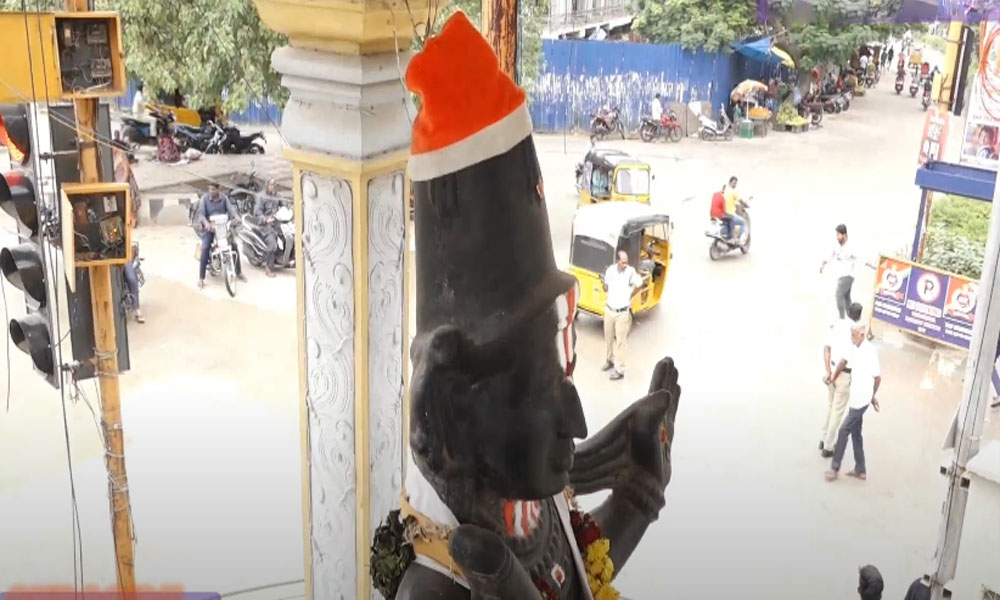Tirupathi: తిరుపతిలో అన్నమయ్య విగ్రహానికి శాంటా క్లాస్ టోపీ… సనాతన ధర్మం ఎక్కడంటూ?