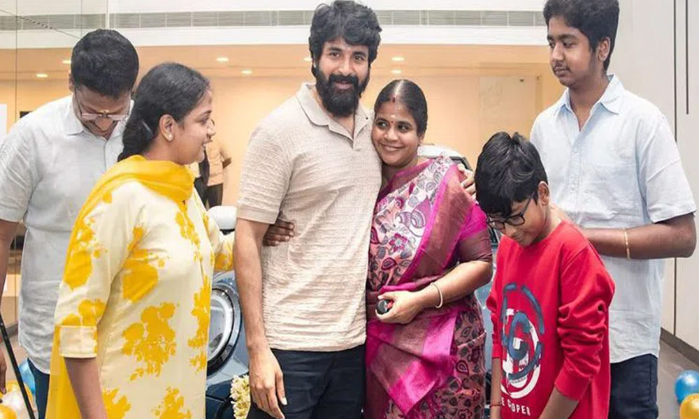 అక్క బర్త్ డే కి ఖరీదైన గిఫ్ట్ ఇచ్చిన శివ కార్తికేయన్..దాని ఖరీదు తెలిస్తే షాక్ అవ్వాల్సిందే!