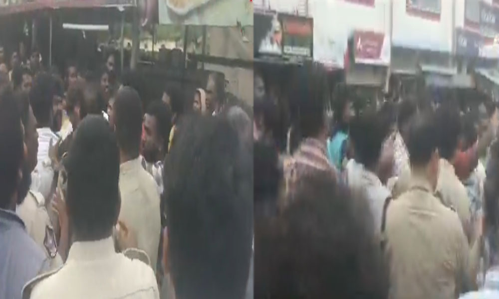 AP: ఏపీలో ఫ్లెక్సీ వార్… కొట్టుకున్న వైకాపా కూటమి కార్యకర్తలు!