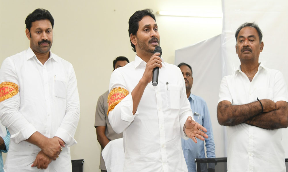 YS Jagan: నాపై నమ్మకం ఉంచండి… ఎవరు పార్టీని విడొద్దు… నేతలను బ్రతిమాలుతున్న జగన్?