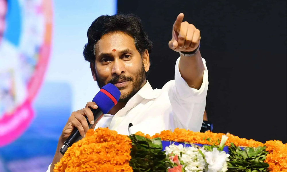 YS Jagan: నేతలంతా పార్టీ వీడుతున్నా తగ్గేదేలే అంటున్న జగన్… ఏమిటి ఆయన ధైర్యం?