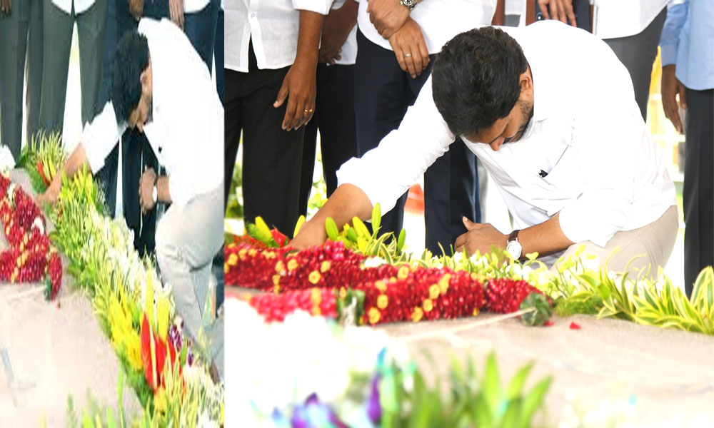 YS Jagan: ఇడుపుల పాయకు చేరుకున్న వైయస్ జగన్… వైయస్సార్ ఘాట్ వద్ద నివాళి!