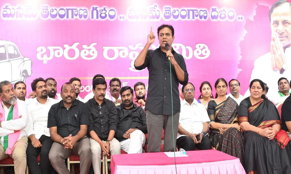 అందుకే అల్లు అర్జున్ కక్ష సాధింపు.. బన్నీ  అరెస్టుపై వైరల్ కామెంట్స్ చేసిన కేటీఆర్!